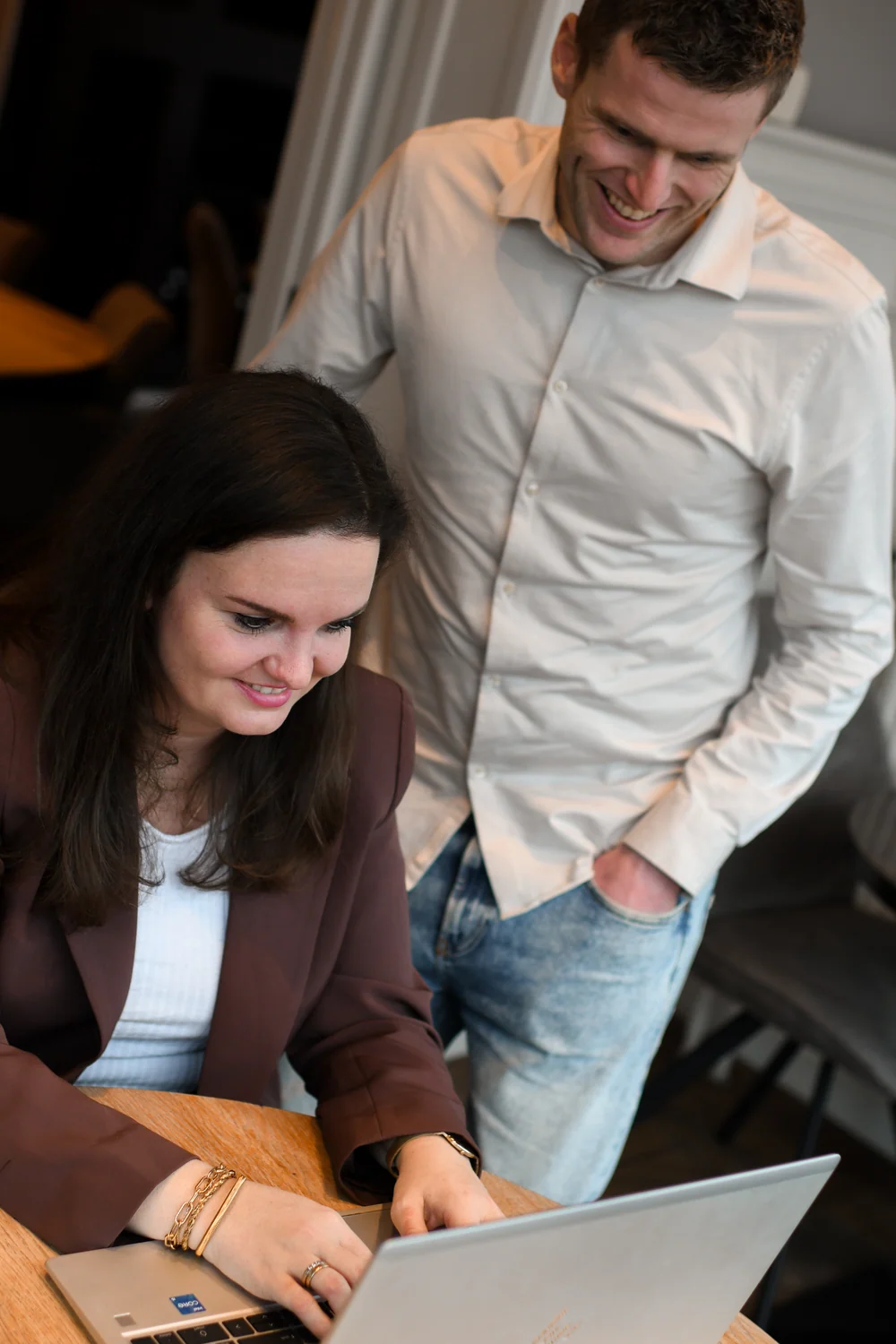 Sfeerbeeld kantoor VB Risicobeheer — samenwerking achter de laptop